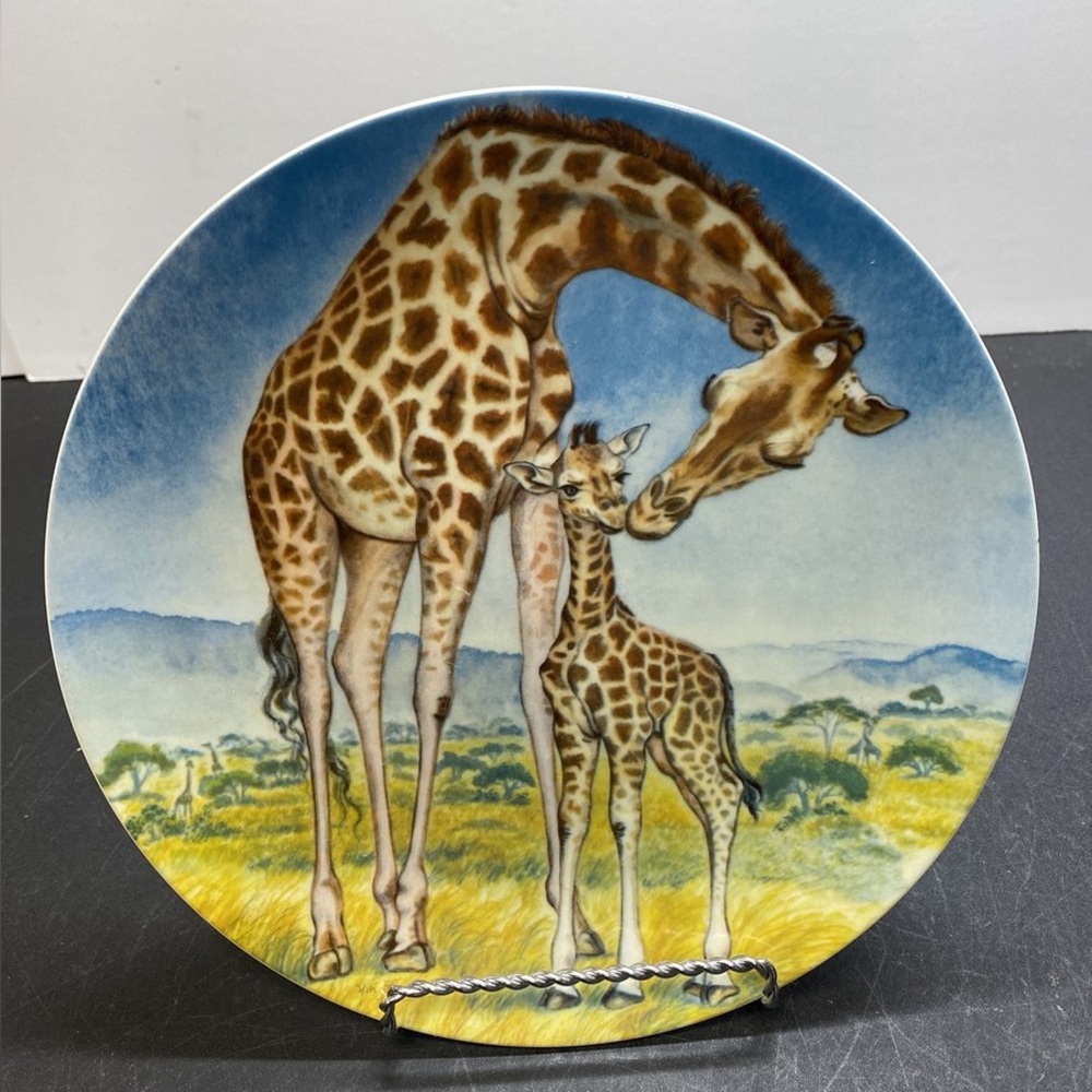 A KISS FOR MOTHER GIRAFFE COLLECTOR 1981 PLATE KNOWLES